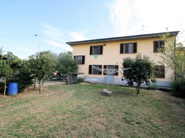 Villetta bifamiliare con due appartamenti e ampio terreno in vendita a Altopascio