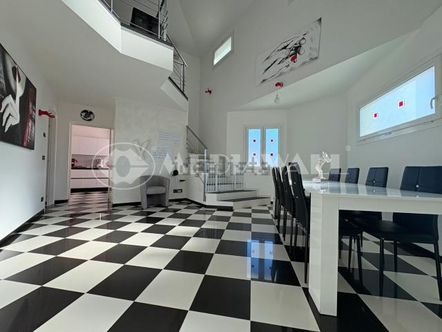 Villetta bifamiliare in vendita di 143 m² in Via Bares, 4