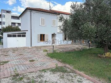 Villetta bifamiliare in vendita di 143 m² in Via dello Scalo, 24