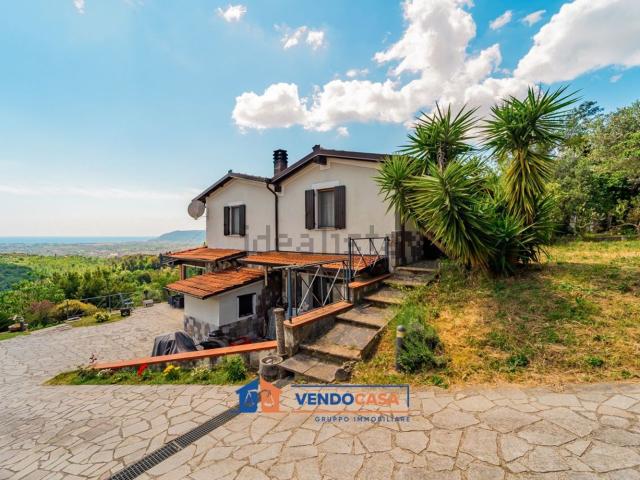 Villetta bifamiliare in vendita di 143 m² in Via Palazzina, 16