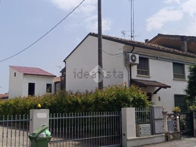 Villetta bifamiliare in vendita di 143 m² in Via Roma, 33