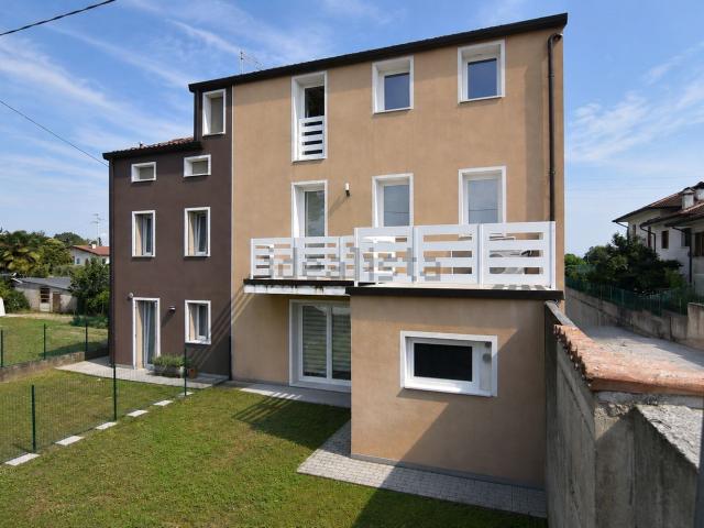 Villetta bifamiliare in vendita di 143 m² in Viale Brenta