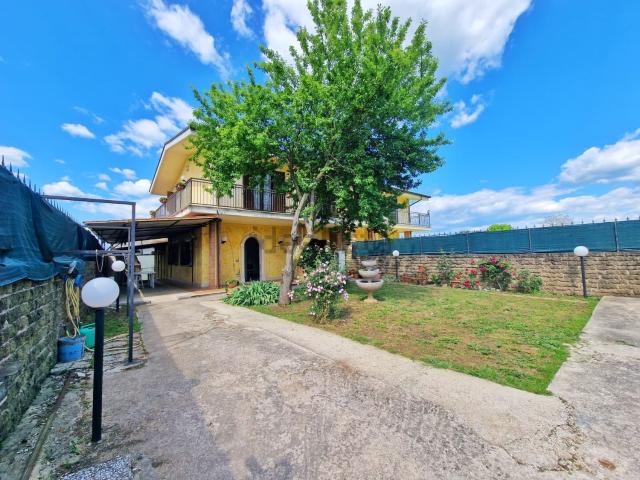 Villetta bifamiliare in vendita di 140 m² in Circonvallazione Valli