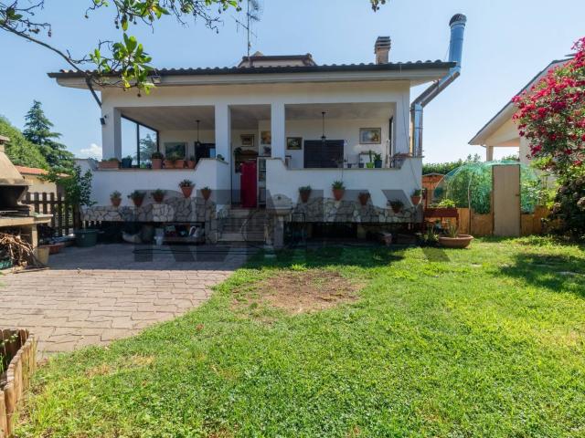 Villetta bifamiliare in vendita di 165 m² in Strada Ventiquattresima, 21