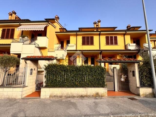 Villetta bifamiliare in vendita di 140 m² in Via Tobbianese