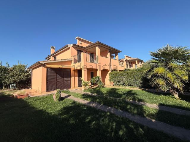 Villetta bifamiliare in vendita di 140 m² in Via Tolomeo Faccendi, 64