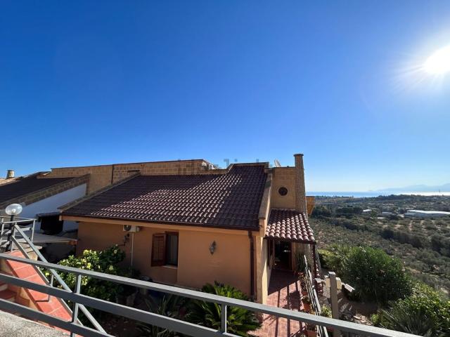 Villetta bifamiliare in vendita di 140 m² in Via Aci Capraia 5