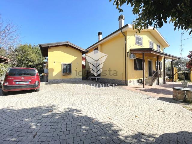 Villetta bifamiliare in vendita di 140 m² in Via Agliano, 12