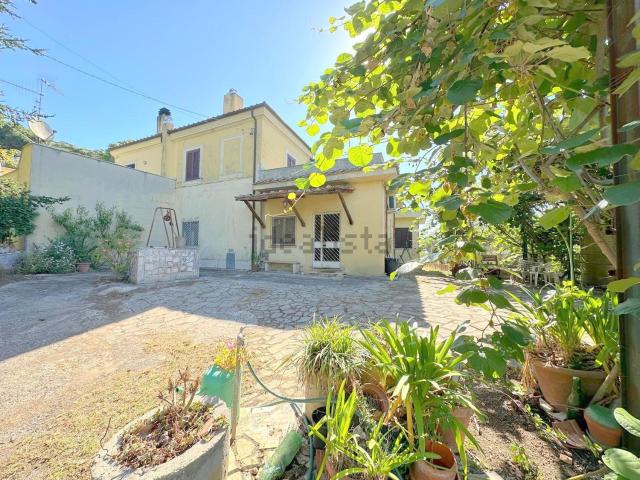 Villetta bifamiliare in vendita di 140 m² in Via Appia Nord