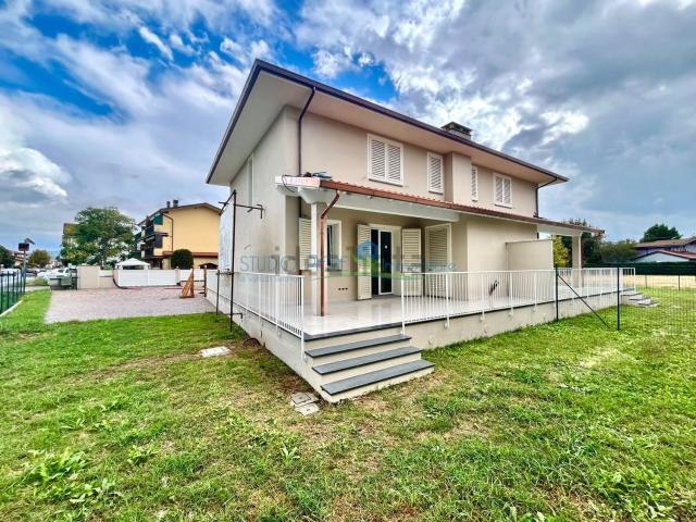 Villetta bifamiliare in vendita di 140 m² in Via Calderaio