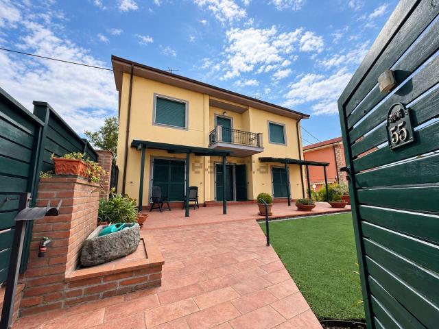 Villetta bifamiliare in vendita di 140 m² in Via delle ville