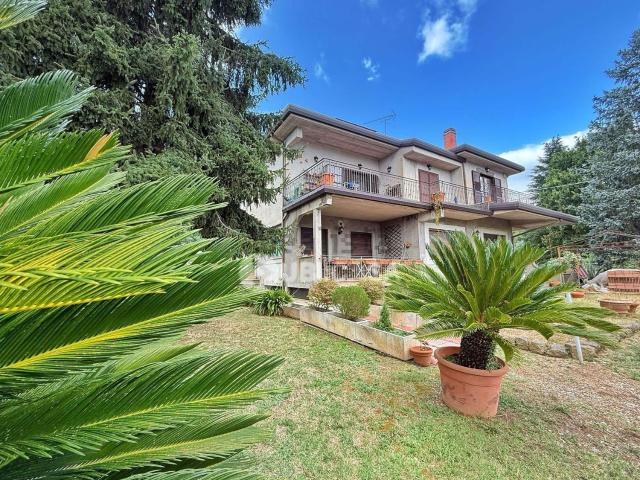 Villetta bifamiliare in vendita di 140 m² in Via di Cori