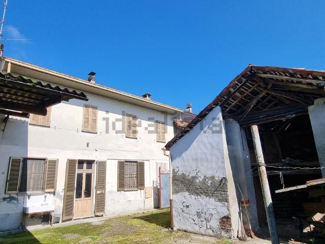 Villetta bifamiliare in vendita di 140 m² in Via doppia casa da ristrutturare, cortile, 8 km