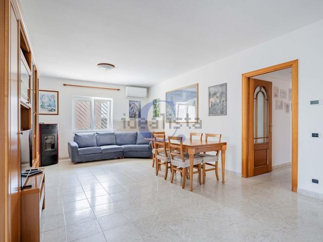 Villetta bifamiliare in vendita di 140 m² in Via Lago di Bracciano, 5