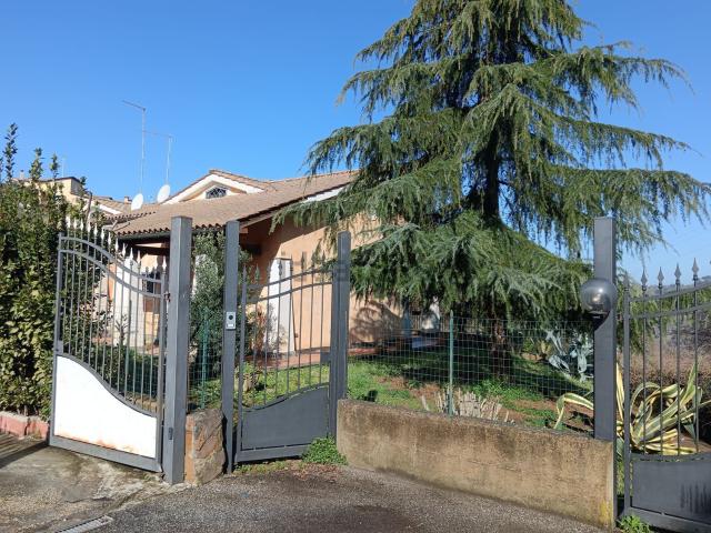 Villetta bifamiliare in vendita di 140 m² in Via Monte Marino