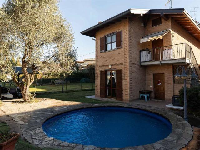Villetta bifamiliare in vendita di 140 m² in Via Papa Giovanni XXIII, 57