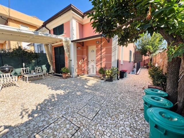 Villetta bifamiliare in vendita di 140 m² in Viale Giacinto Martinelli, 26