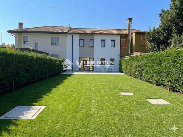 Villetta bifamiliare in vendita di 140 m² in Viale Italia