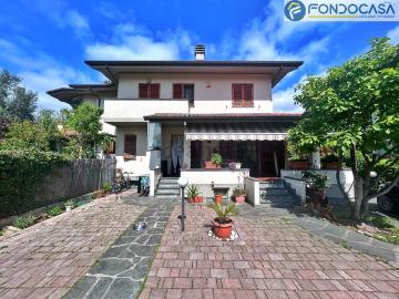 Villetta bifamiliare in vendita di 141 m² in Via degli Olmi