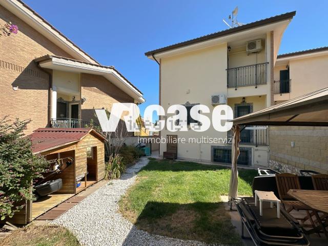 Villetta bifamiliare in vendita di 141 m² in Via della Cavona, 62
