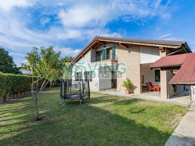 Villetta bifamiliare in vendita di 141 m² in Via Fratelli Rosselli, 2