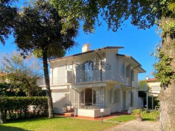 Villetta bifamiliare in vendita di 141 m² in Via Lorenzo de Medici
