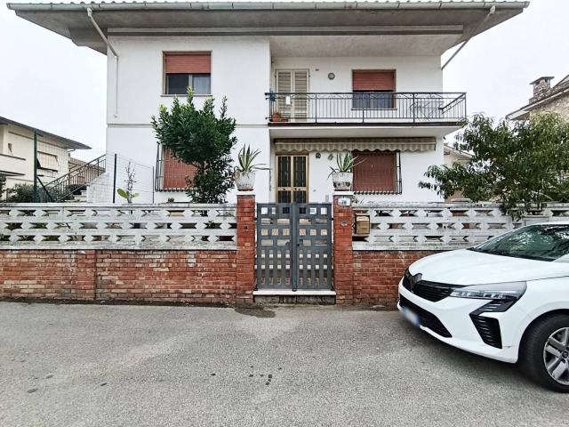 Villetta bifamiliare in vendita di 142 m² in Via Lenin Vladimir, 78