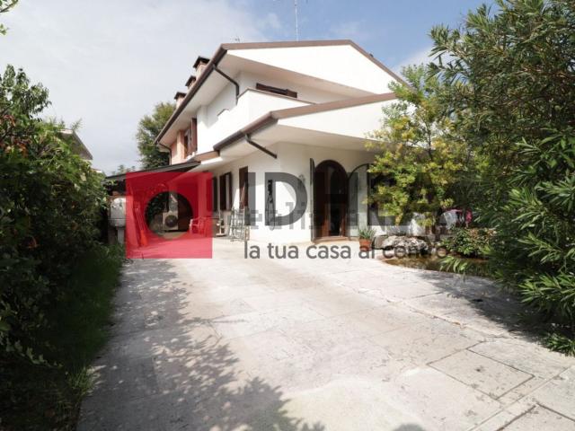 Villetta bifamiliare in vendita di 142 m² in Via Piavesella