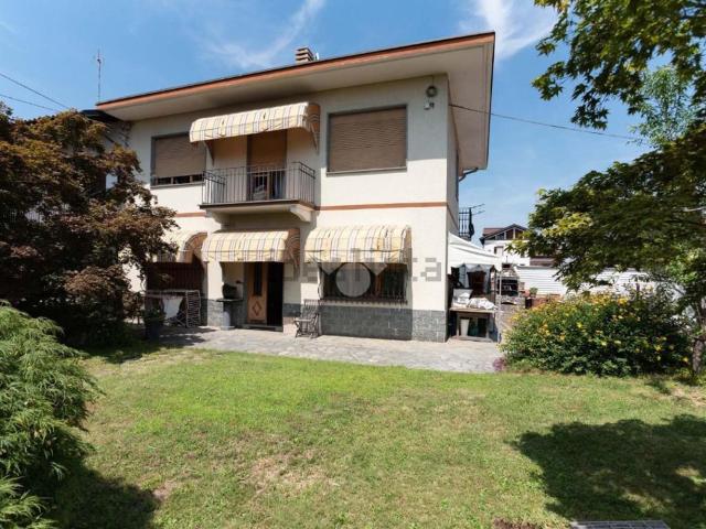 Villetta bifamiliare in vendita di 147 m² in Via Battitore, 60