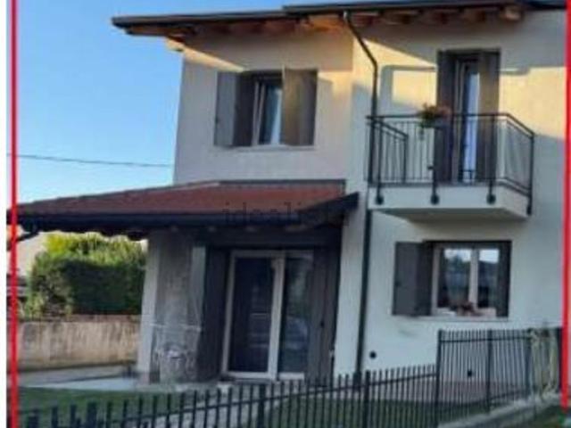 Villetta bifamiliare in vendita di 144 m² in Via Camacici, 108