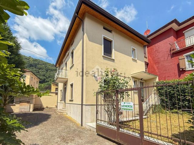 Villetta bifamiliare in vendita di 144 m² in Via Francesco Petrarca, 2