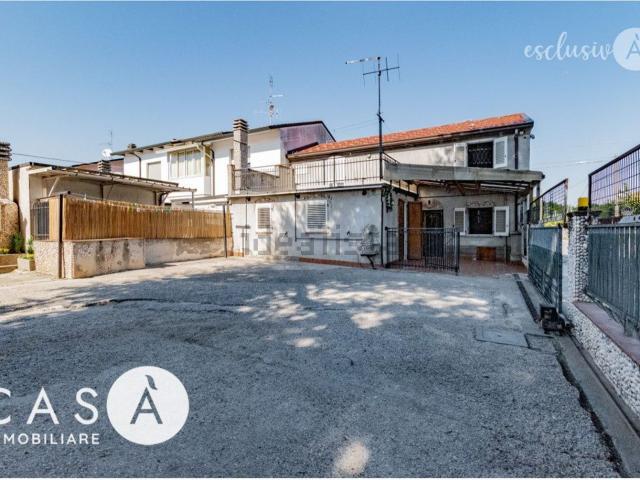 Villetta bifamiliare in vendita di 145 m² in Via Tipano, 1140