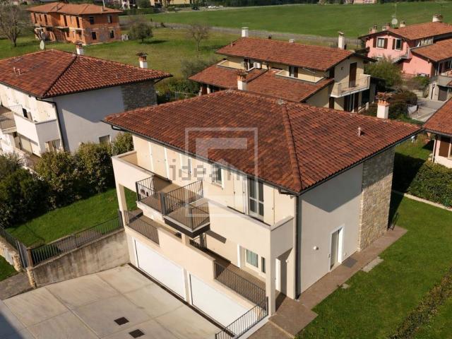 Villetta bifamiliare in vendita di 145 m² in Via Valtenesi