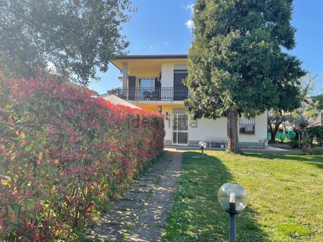 Villetta bifamiliare in vendita di 145 m² in Via Zoppa