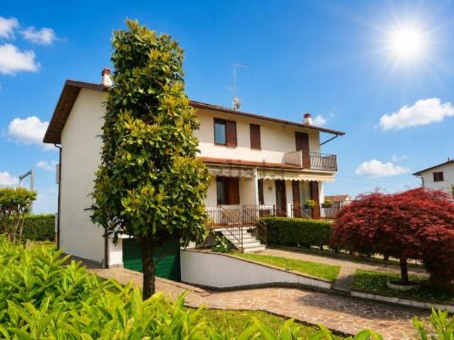 Villetta bifamiliare in vendita di 145 m² in Via A. Manzoni, 23