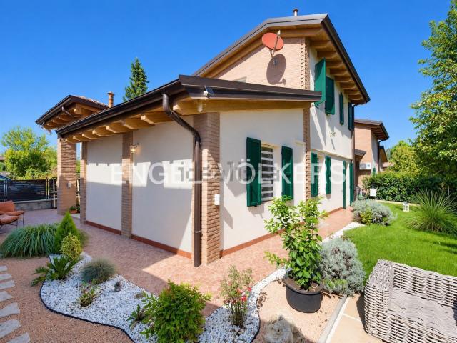 Villetta bifamiliare in vendita di 145 m² in Via Campazza