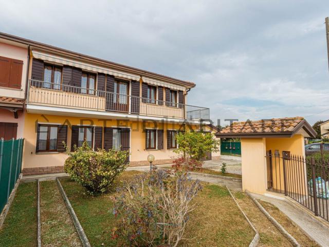 Villetta bifamiliare in vendita di 145 m² in Via Candiana, 1