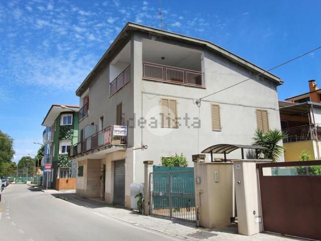 Villetta bifamiliare in vendita di 145 m² in Via Carlo Rosselli, 18