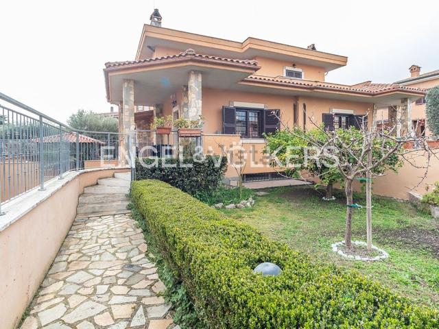 Villetta bifamiliare in vendita di 145 m² in Via Chiaramonte Gulfi
