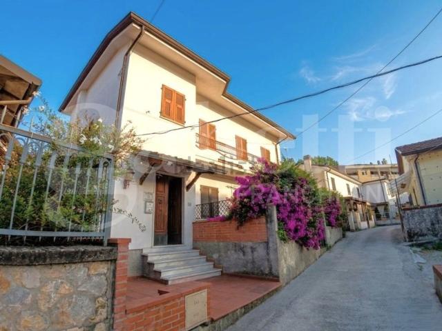 Villetta bifamiliare in vendita di 145 m² in Via Eugenio Montale, 16