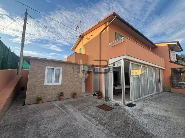Villetta bifamiliare in vendita di 145 m² in Via Fossone Basso