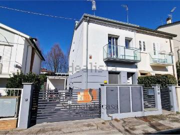 Villetta bifamiliare in vendita di 145 m² in Via Ignazio Guiccioli, 13