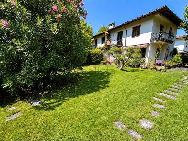 Villetta bifamiliare in vendita di 145 m² in Via Raffaele De Grada, 3