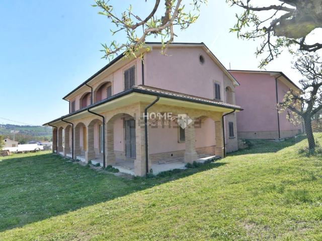 Villetta bifamiliare in vendita di 148 m² in Via Teatro Romano