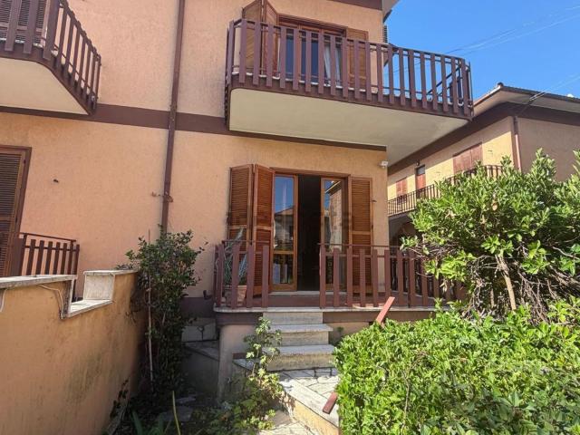 Villetta bifamiliare in vendita di 148 m² in Via Terenzio Varrone