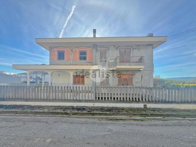 Villetta bifamiliare in vendita di 148 m² in Via Fosse Ardeatine, 14