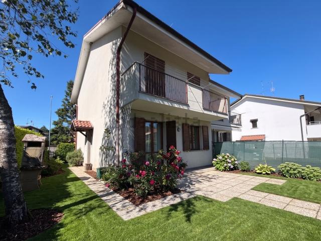 Villetta bifamiliare in vendita di 148 m² in Via John e Robert Kennedy, 26