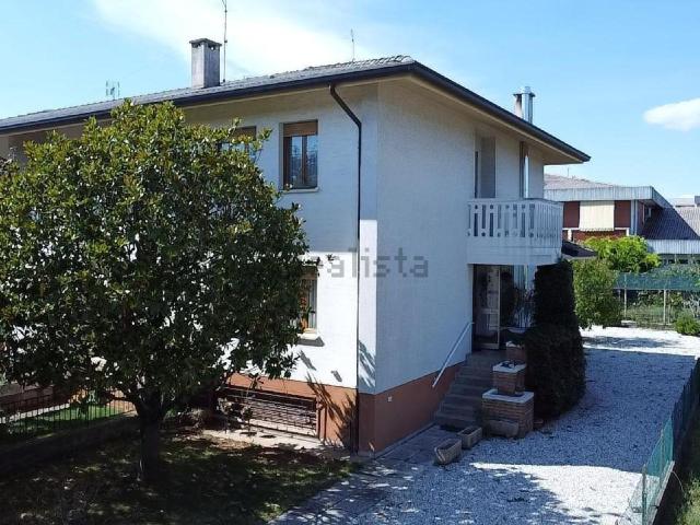 Villetta bifamiliare in vendita di 153 m² in Via Tarvisio, 9