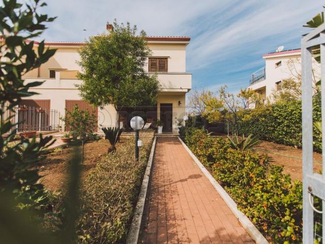 Villetta bifamiliare in vendita di 153 m² in Via dello Sparviero