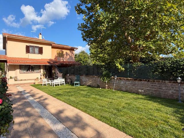 Villetta bifamiliare in vendita di 153 m² in Via Domenico Cimarosa